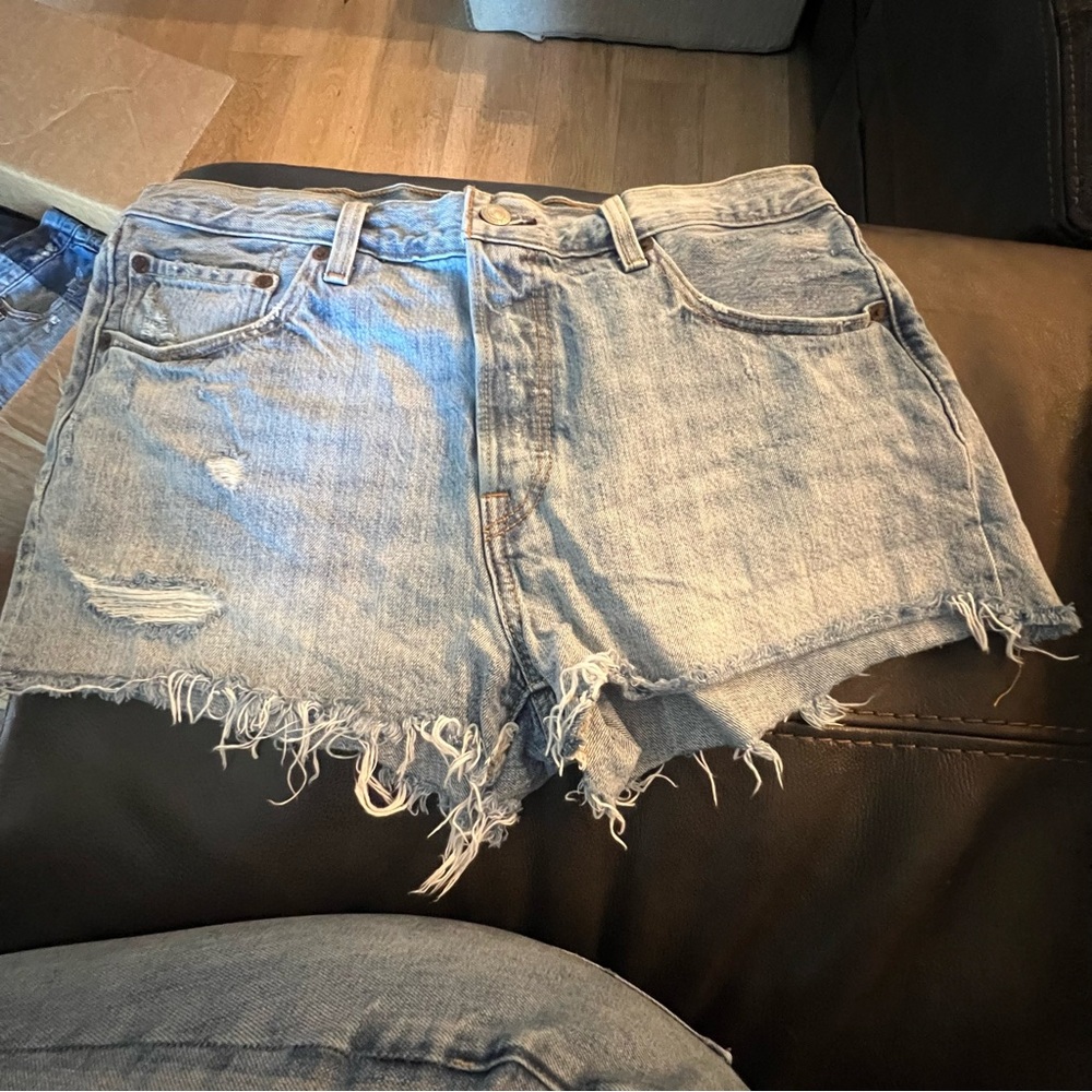 Levi 501 Jean shorts 
2inch inseam Sz 32